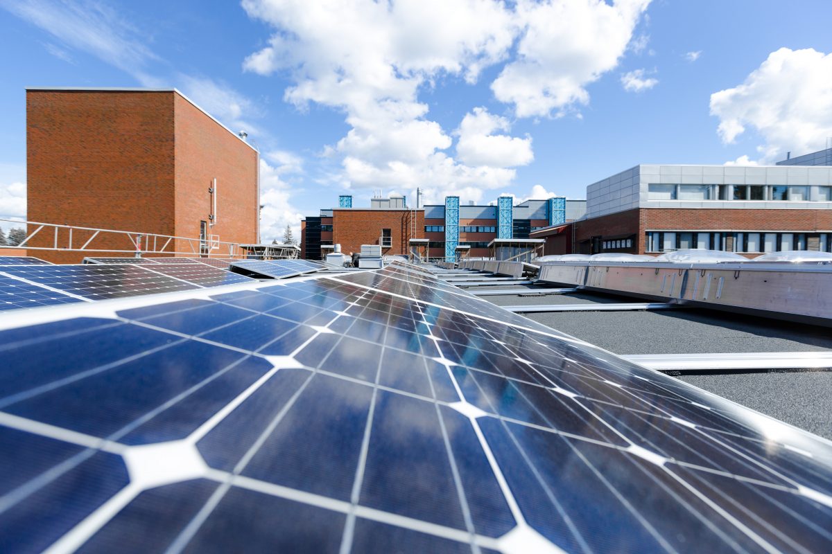 Villmanstrands tekniska universitet stoltserar med ett av Finlands största solkraftverk. Panlerena ligger bland annat på universitetsbyggnadens tak och väggar. Bild: LUT/Teemu Leinonen